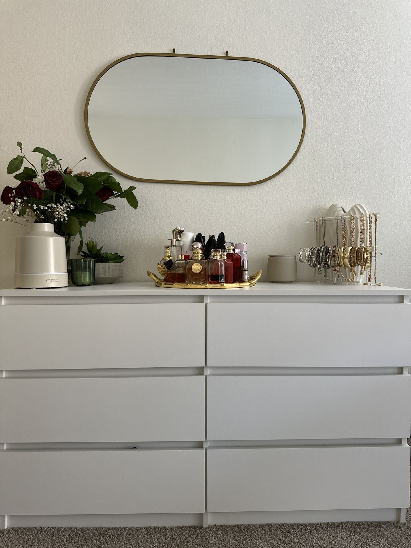 Modern 6-Drawer White Dresser with Mirror – Excellent Condition!
