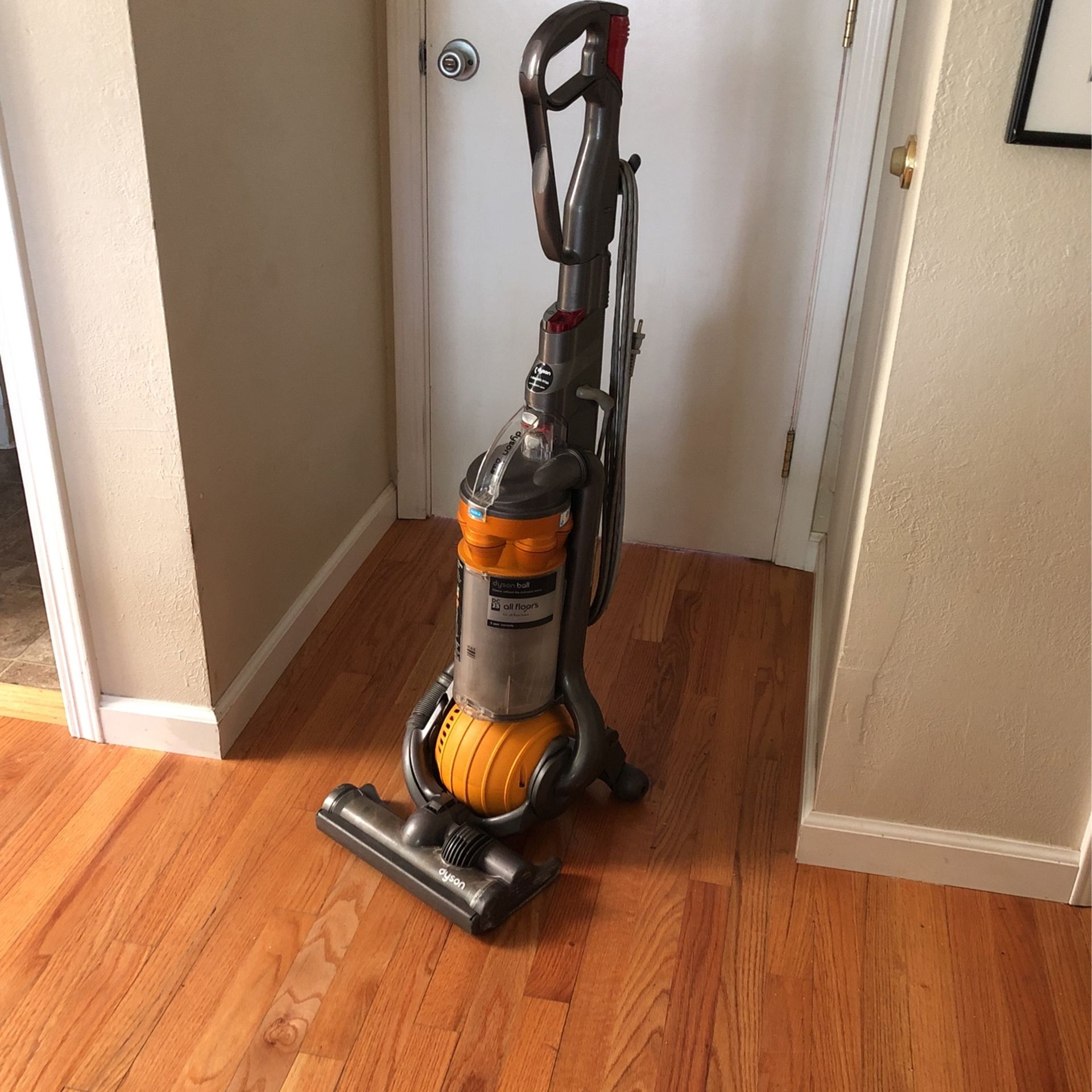 Dyson DC 25 Upright Vacuum