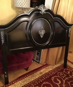 Full size headboard nice style solid wood colors black and silver has been refurbished!!🌺