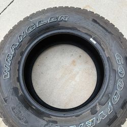 Used tire 255 70 17