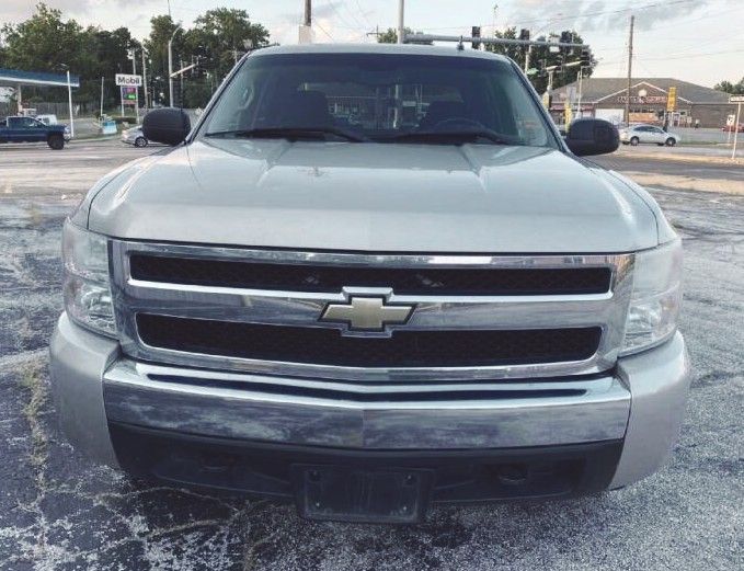 Good tires all Silverado 08 AM/FM radio