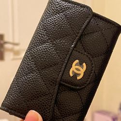 Women’s classic gold buckle quilted clutch bag