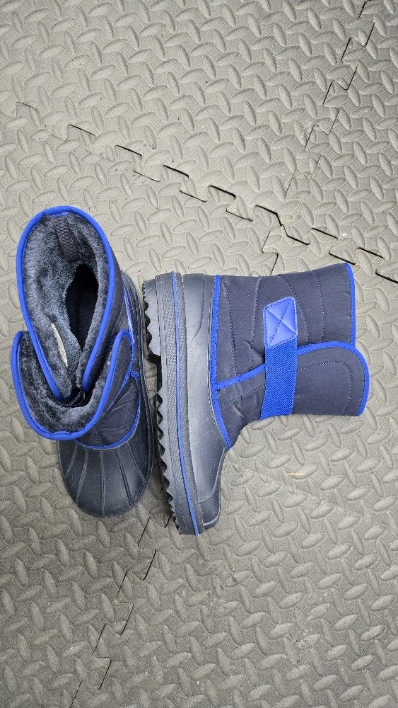 Boys Size 5 Snow Boots