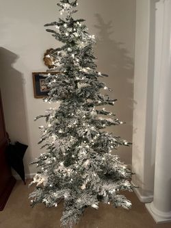 7 1/2 ‘ Flocked Christmas tree