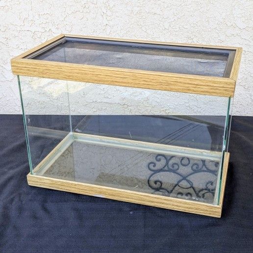 5 Gallon Terrarium with Sliding Lid - Side Has a Crack *See Pictures* - Glass Measurement: 8"x10" x16" • Terrarium, Pet Supplies, Plant Supplies, Home