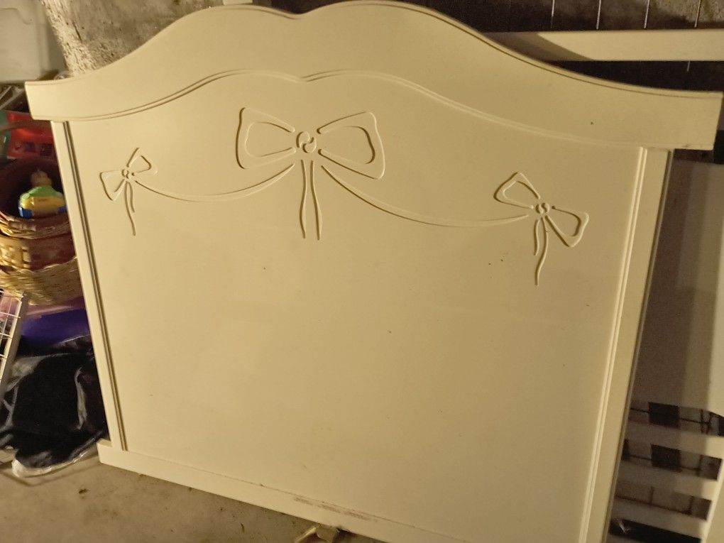 Beautiful White Convertible Crib 