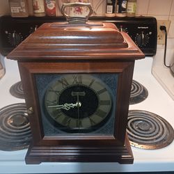 REALLY NEAT LOOKING VINTAGE  SOLID WOOD BULOVA Clock BATTERY OPERATED  That  Chimes 