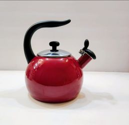 💎 2-Quart Whistling Red Teakettle with Flip-Up Spout