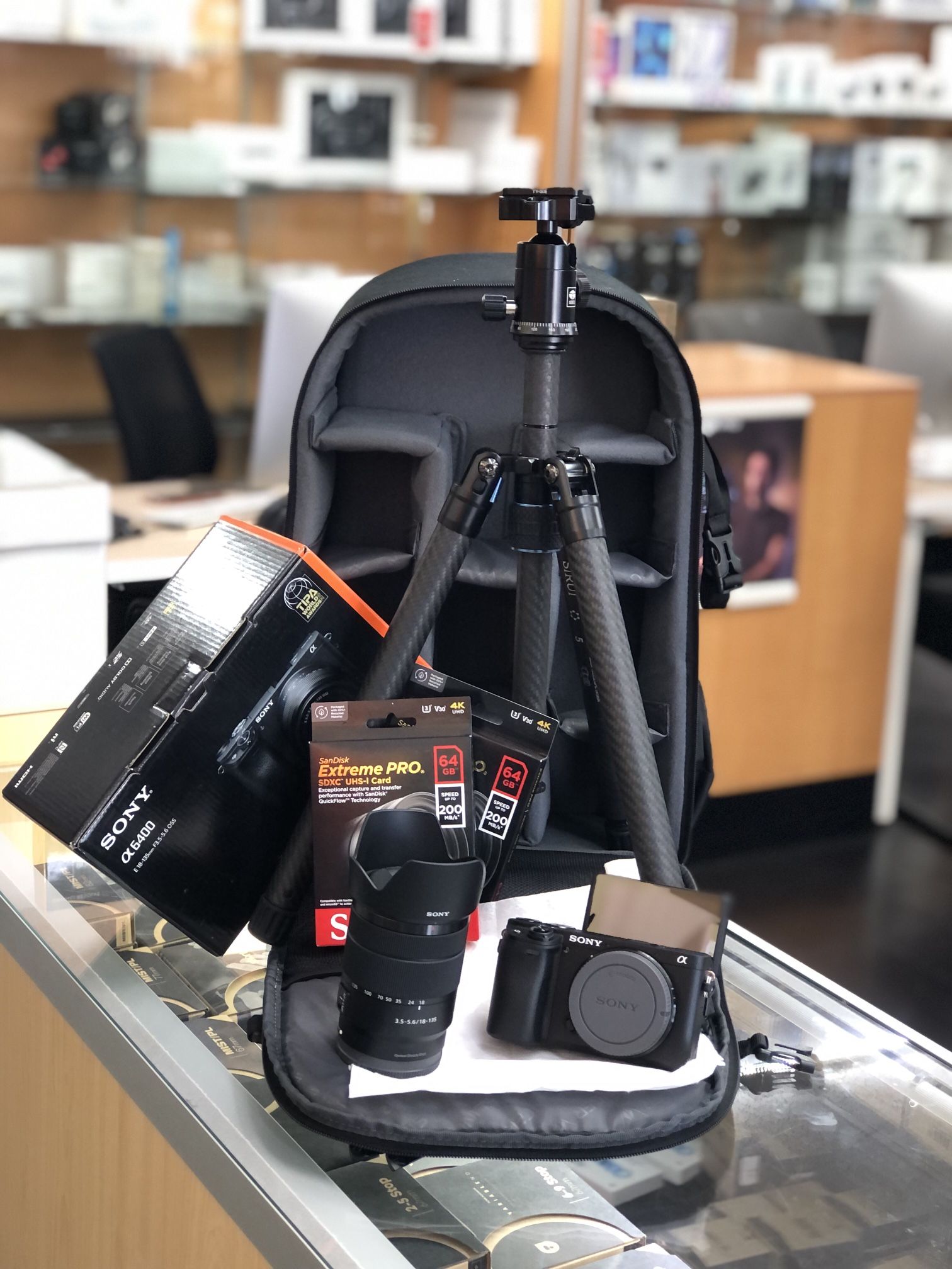 Sony a6400, 18-135mm Lens Deluxe Kit With Tripod Media And Padded Camera Bag