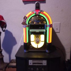Crosley I Jukebox Has Built In CD Player And Accepts  Mp3 Players Top load 