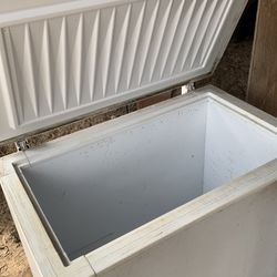 Working Deep Freeze (Frigidaire - 7 cu. ft.)