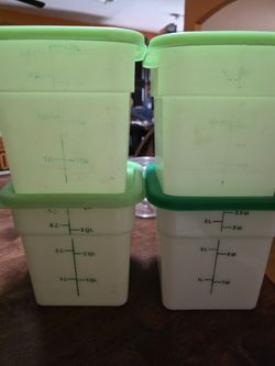 Set of 4 Cambro food prep containers- each container is 3.5 quarts-1 is new and 3 are used but all lids seal tightly