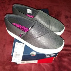 New In Box SIZE 9.5 Women's Reebok Shoes!