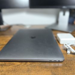 2018 MacBook Pro 15” - 16GB RAM - 256 GB SSD 