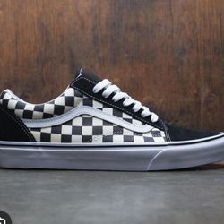 Size 9.5 Men's Old Skool Checkered Vans 
