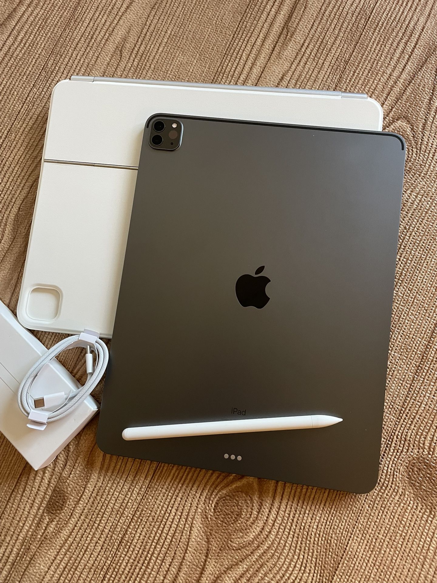 iPad Pro 12.9” (M2 chip / 2022 model) 6th Generation 128GB with  keyboard case and stylus pen 