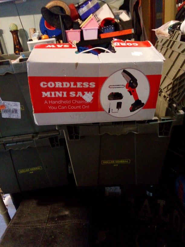 Cordless Mini Saw.