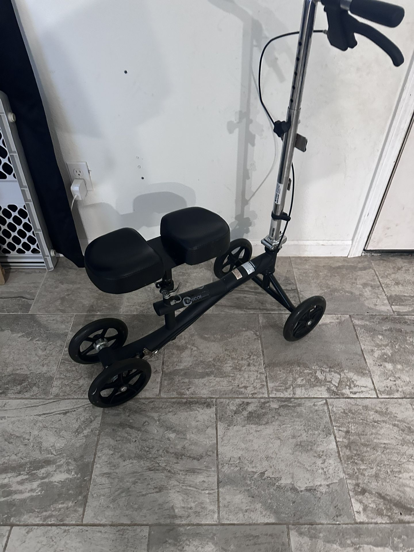 ROSCOE MEDICAL ADJUSTABLE FOLDABLE KNEE SCOOTER