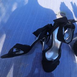 Black heels with bow