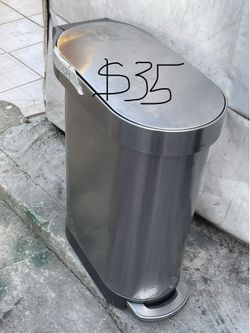 Excellent condition, 13 gallon trashcan and laundry hamper