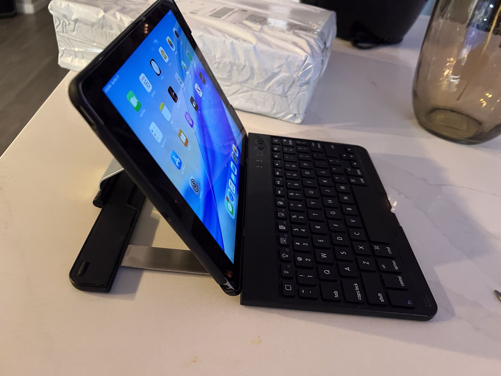 iPad Air Includes Case W/keyboard 