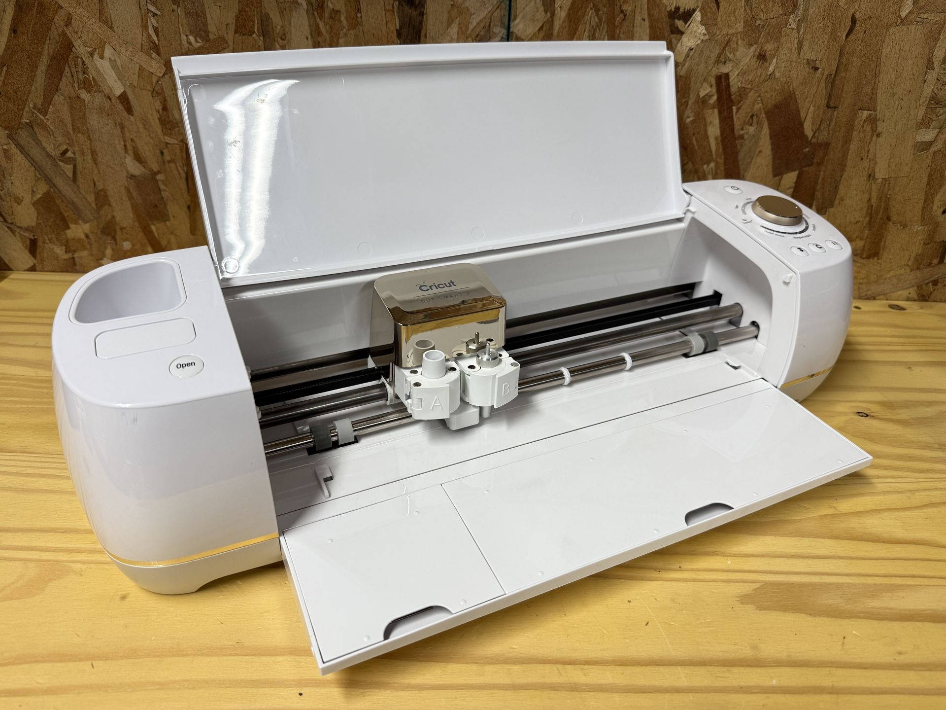 Cricut Explorer Air 2 Vinyl Sticker Cutter And Light Grip May