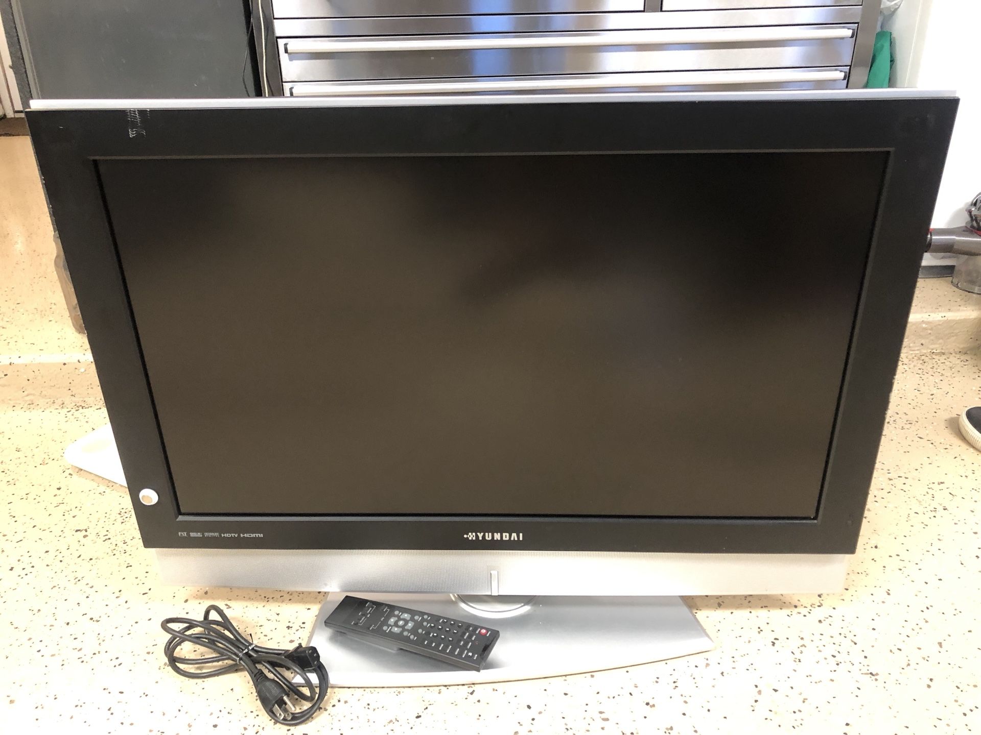 Hyundai E320 32 inch TV LCD fully functional HDMI