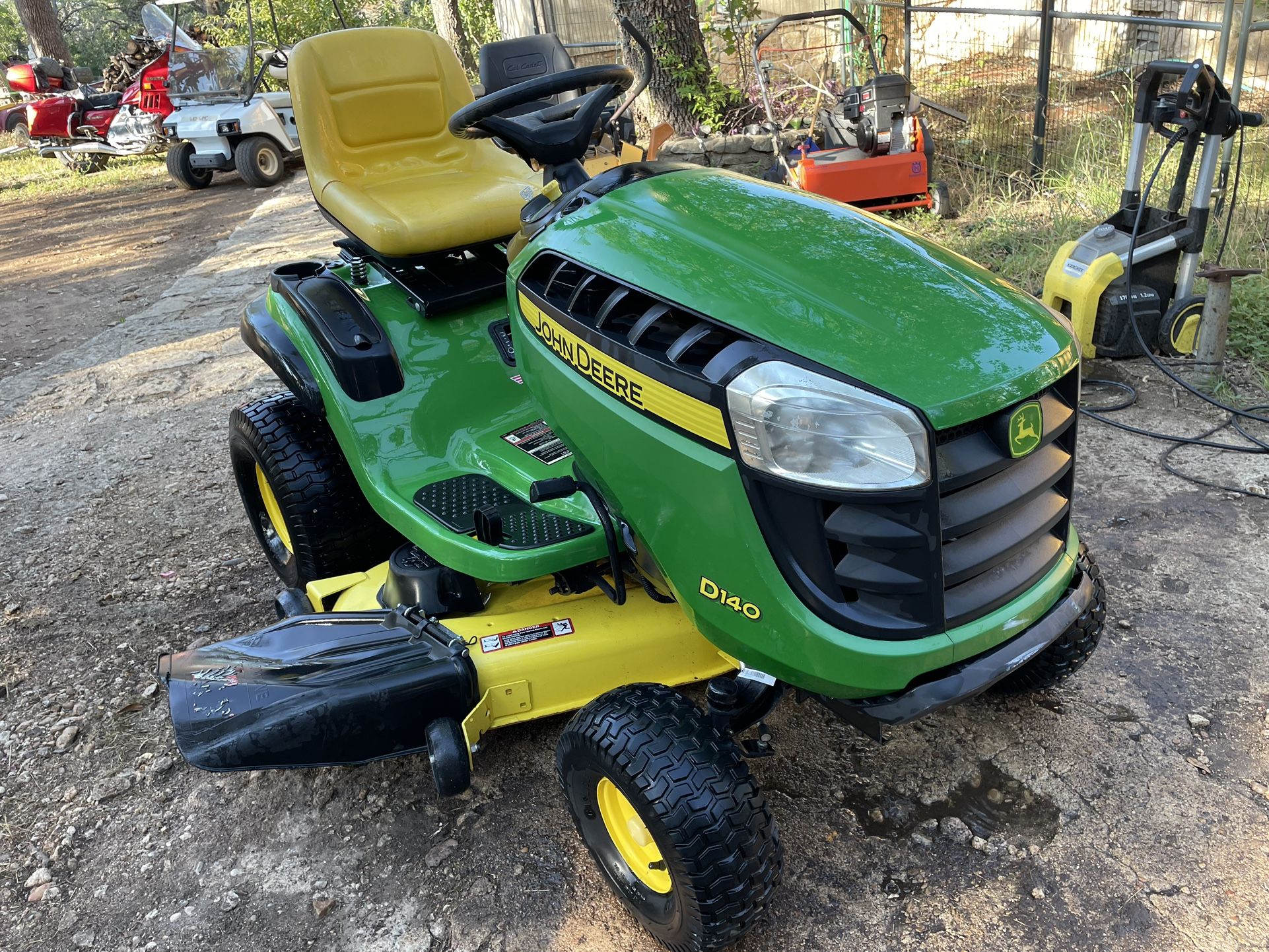 2015 John Deere D140 Heavy Duty 48” Riding Mower/Lawn Tractor Only 15 Hours