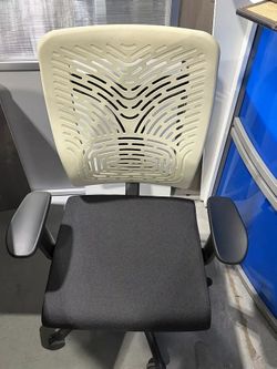 Safco Ergonomic Mid-Back Task Chair with Arms – $250 📦 Florida