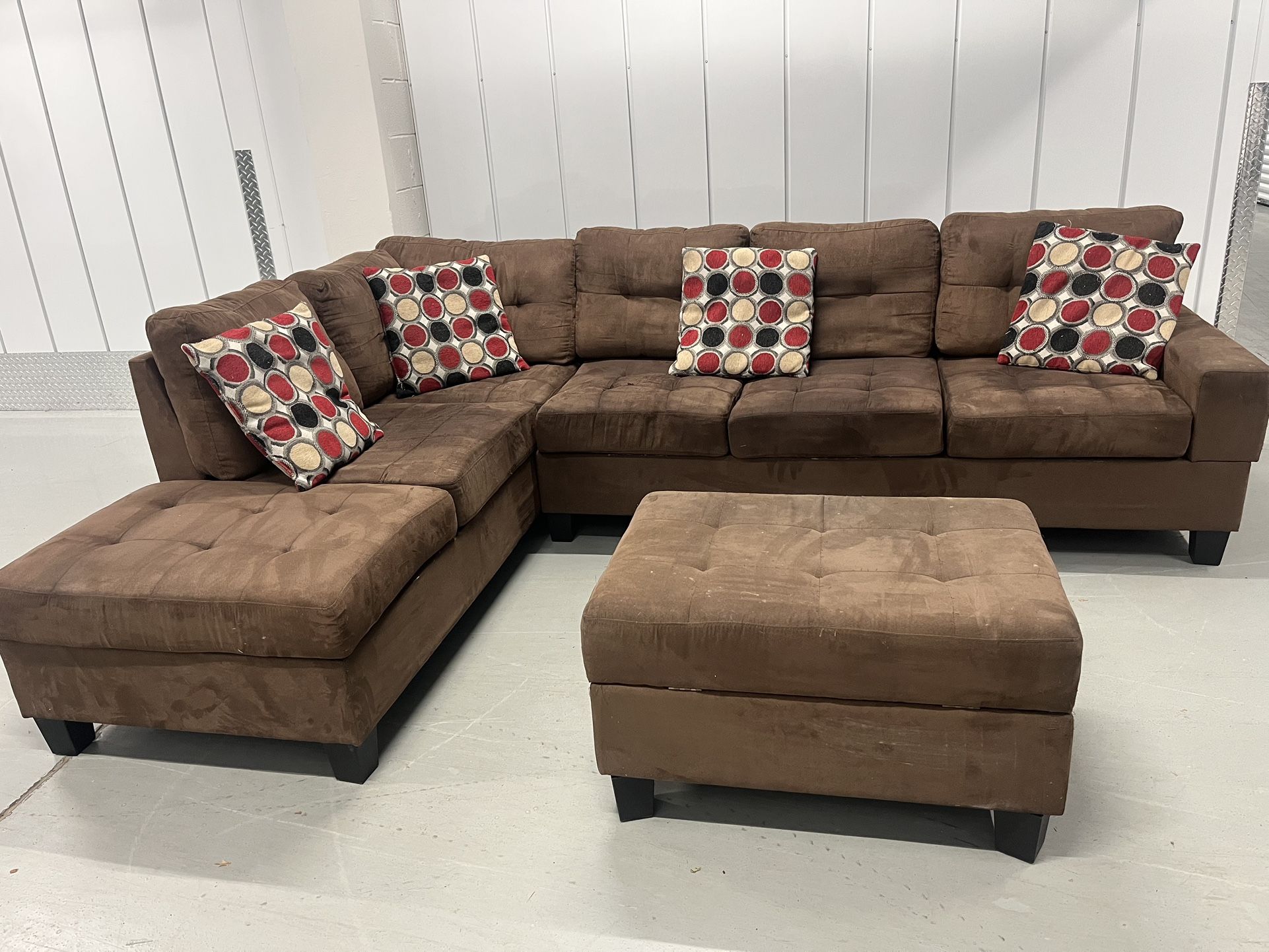 $500 OBO 🛋️ Brown microfiber sectional + matching ottoman