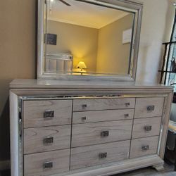 Dresser With Mirror 