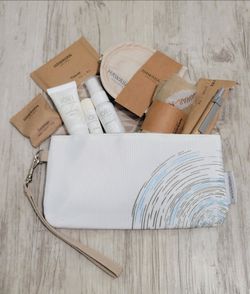 Hawaiian Airlines Business First Class Int'l Amenity Kit Travel Pouch Flight Set