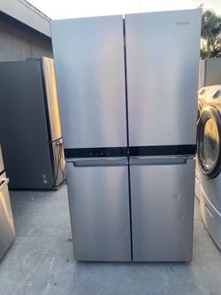 Whirlpool beautiful stainless steel refrigerator looks like new French door everything works perfectly first come first served