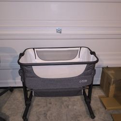 KoolerThings Baby Bassinet, Bedside Sleeper for Baby, Easy Folding Portable Crib with Storage Basket for Newborn, Bedside Bassinet, Comfy Mattress/Tra