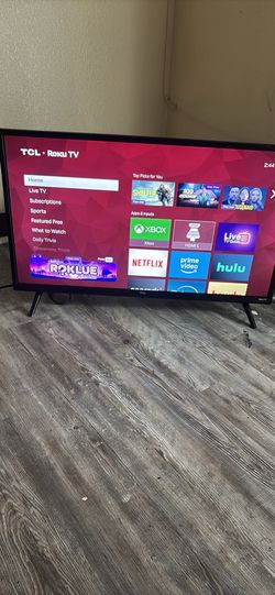 4K SMART ROKU 32INCH TV (GOOD FOR GAMING OR WATCHING)