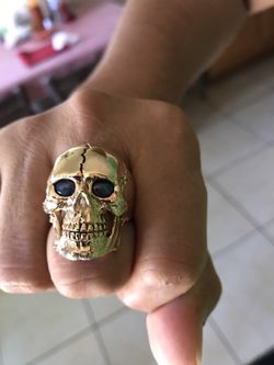 Anillo de calavera 14k puro y tiene hojos de perla azul pesa 31 gramos