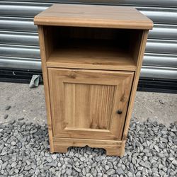 Wood End Table w/wheels 