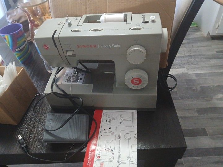 SINGER HEAVY-DUTY Sewing Machine