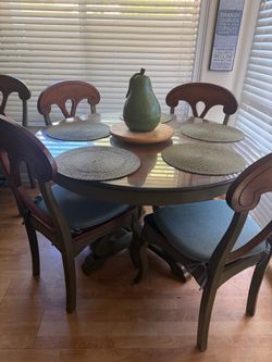 Round dining table with 5 chairs
