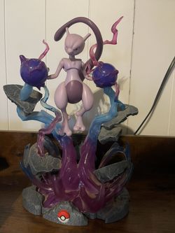 Mewtwo Pokémon Statue