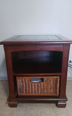 End table/nightstand