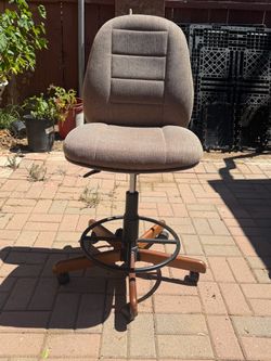 Sewing Chair with Wooden Base – Adjustable Height, Like New