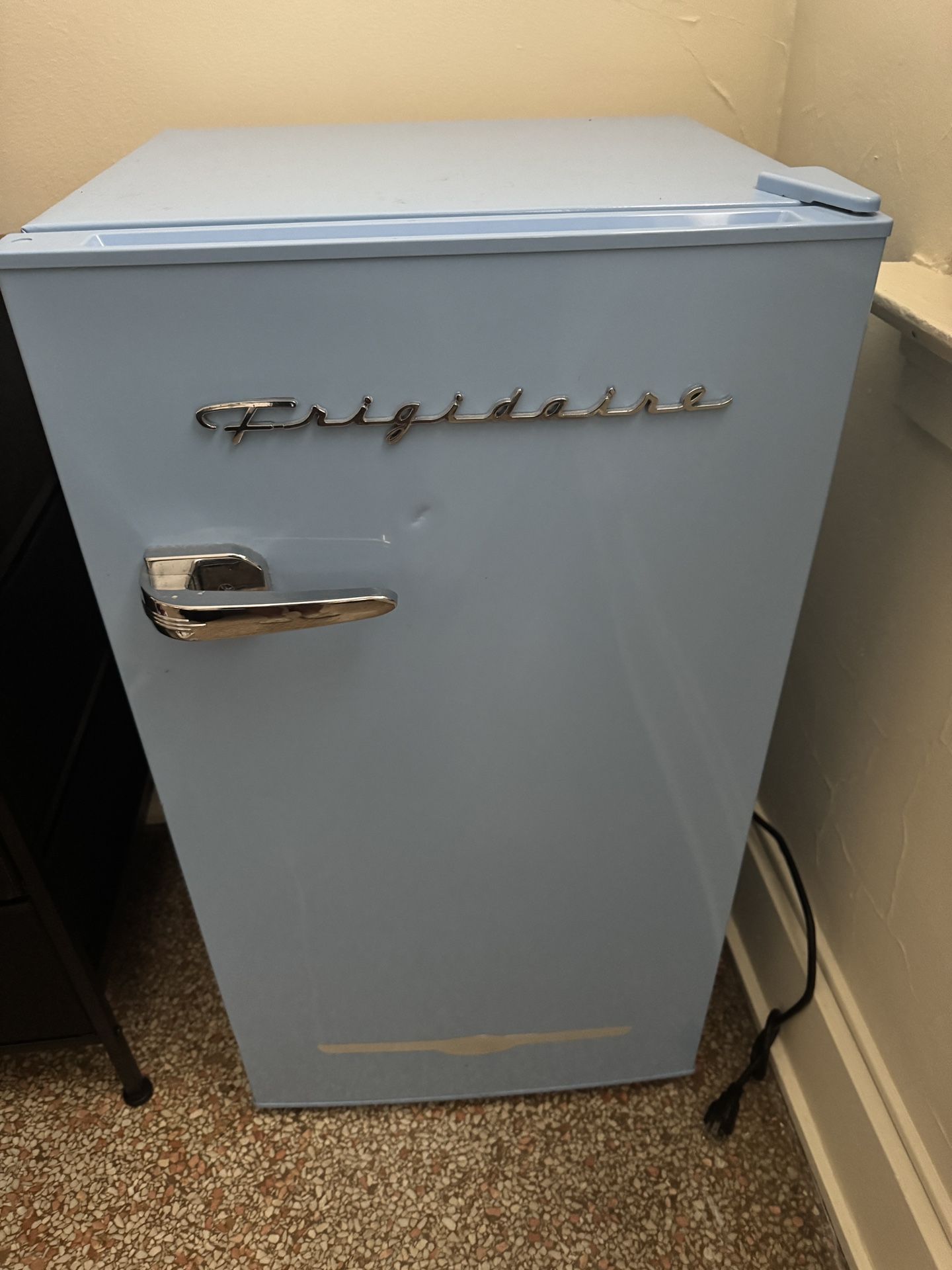 Mini Fridge (Almost New)