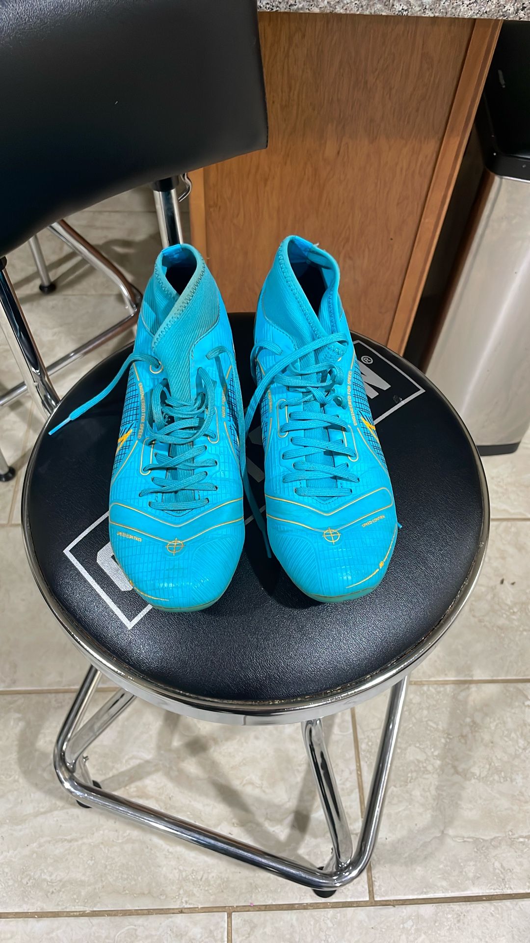 Size 6 Ladies Soccer Cleats. Nike Mercurial.