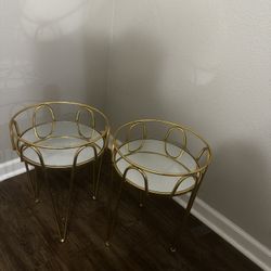 2 end tables/ night stands