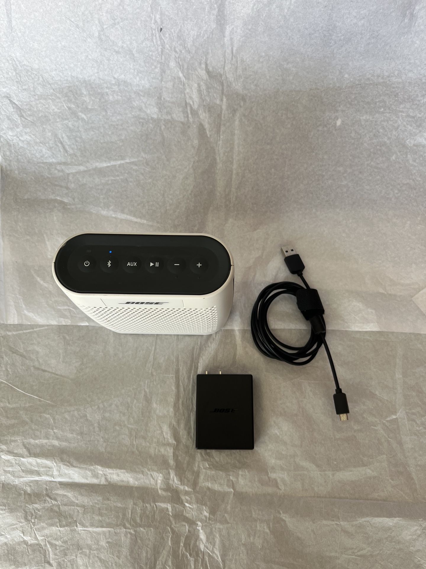 BOSE SOUND LINK BLUETOOTH SPEAKER WHITE WITH CHARGER 