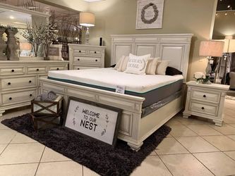 5 piece bedroom set presented by modern home furniture in Everett