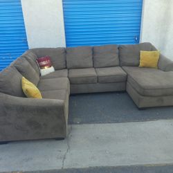 Huge Sectional Couch 🛋 Very Nice 🛋 Very Clean 