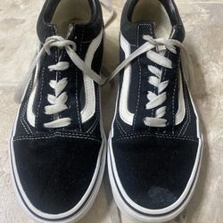 Girls Black and White VANS Sneakers in Good Condition! -Size 6