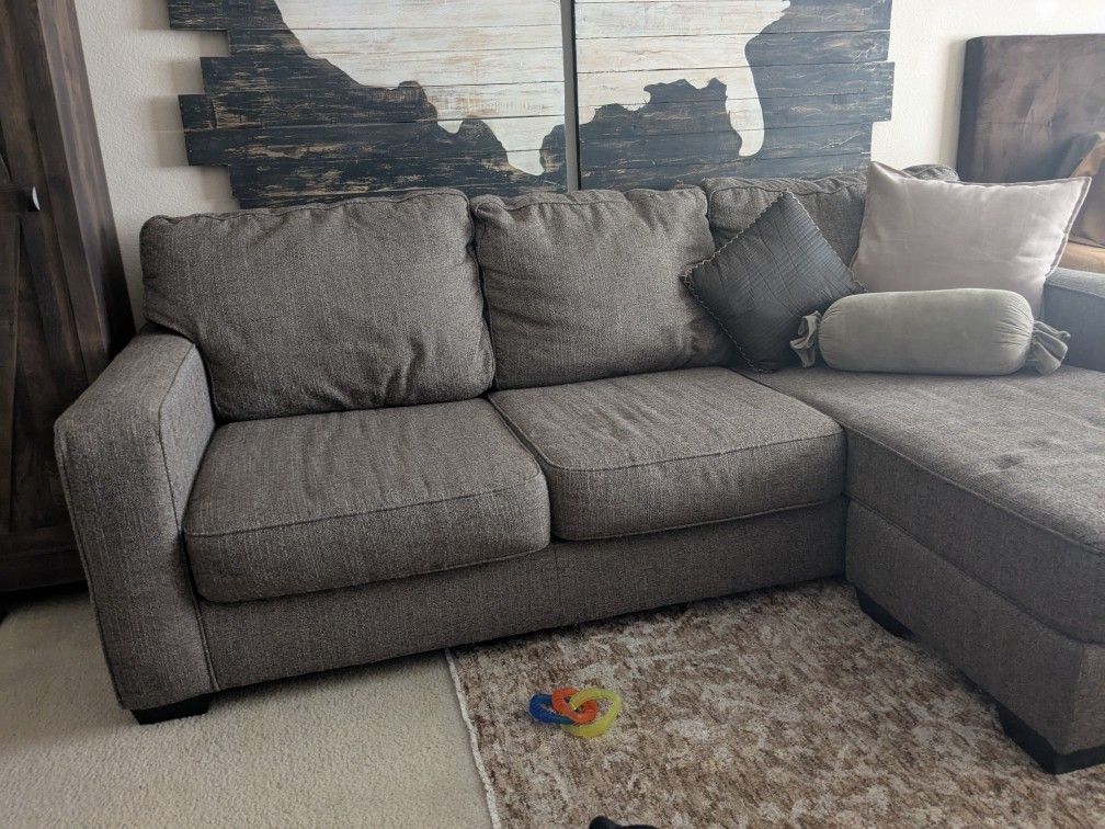 Used Sofa / Couch with Chase that can Be set Up On Right Or Left Side